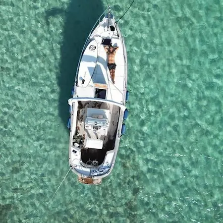 Sleeping On A Boat In The Island's Bay بوتيل *