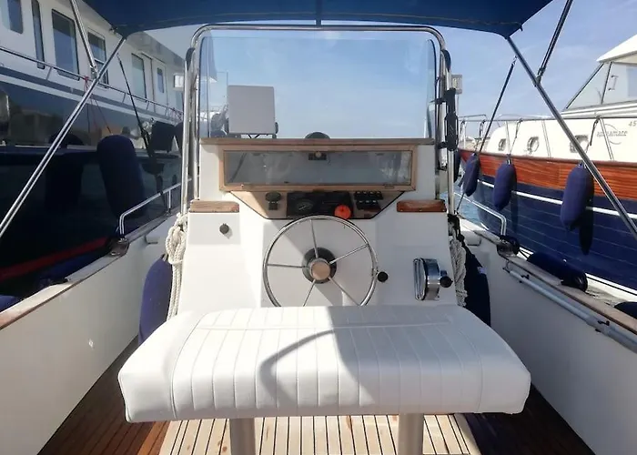 Hotel en barco Sleeping On A Boat In The Island's Bay Loiri Porto San Paolo