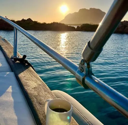 Sleeping On A Boat In The Island's Bay Hotel en barco