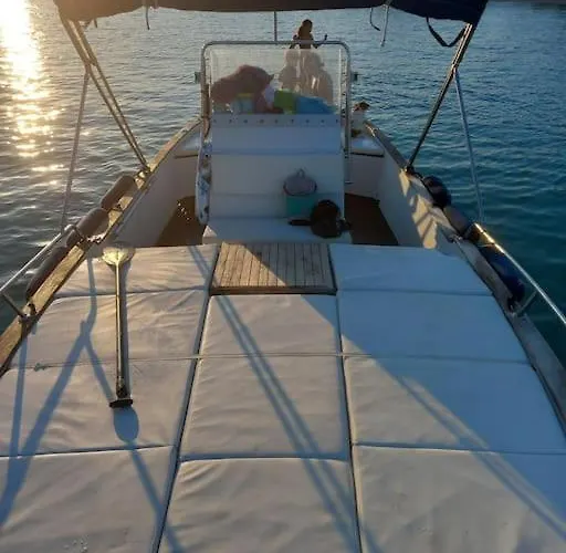 Hotel en barco Sleeping On A Boat In The Island's Bay Loiri Porto San Paolo