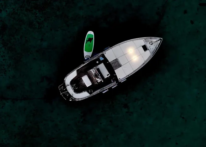 Hotel en barco Sleeping On A Boat In The Island's Bay Loiri Porto San Paolo