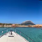 Sleeping On A Boat In The Island's Bay ספינת מלון