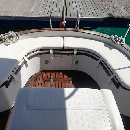 Hotel na wodzie Sleeping On A Boat In The Island's Bay *