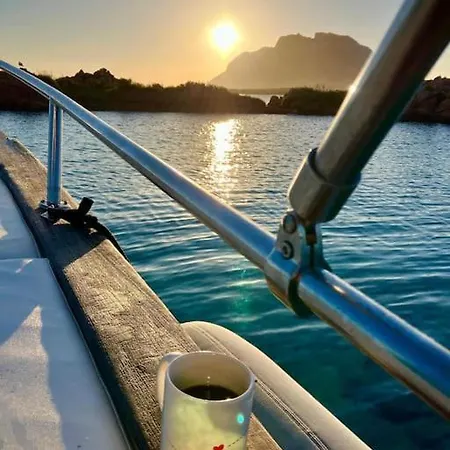 Sleeping On A Boat In The Island's Bay Hotel na wodzie