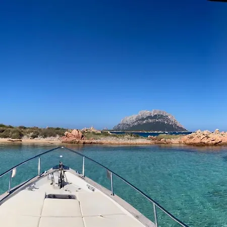 Sleeping On A Boat In The Island's Bay Hotel na wodzie