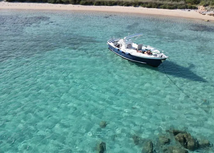Úszó hotel Sleeping On A Boat In The Island's Bay Porto San Paolo